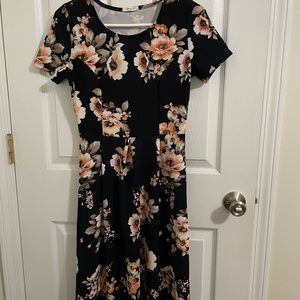 Short sleeve knee-length floral dress